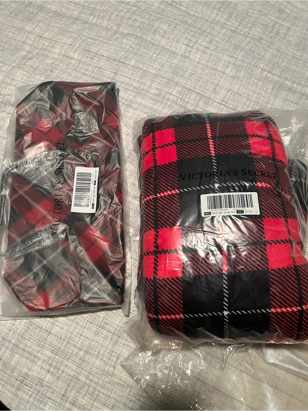 VS Victoria’s Secret plaid tote with Sherpa blanket throw NEW in pkg red black